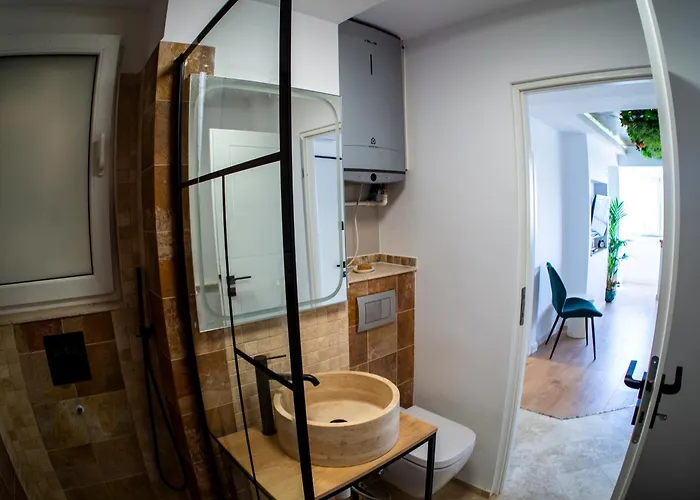 Eroii Revolutiei 84 アパート *